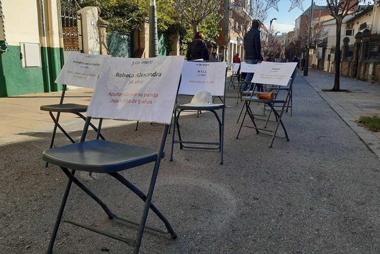 Cadires reivindicatives amb motiu del Dia Internacional contra les Violències Masclistes